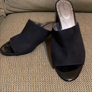 NWOT Bandolino “Searthra” black sandals size 9.5